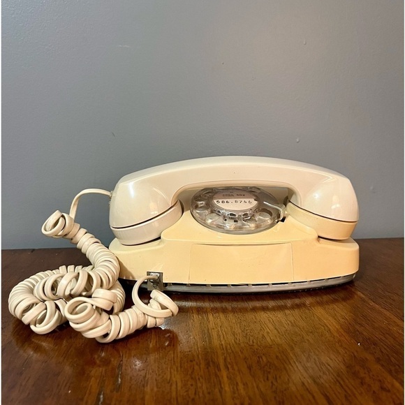 1983 Vintage Bell System
Princess Rotary Dial
Phone. Beige two tone - Picture 1 of 8